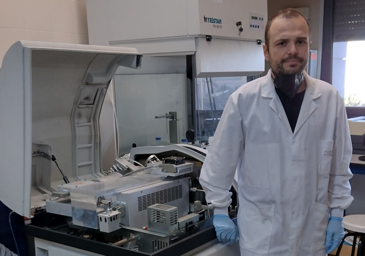 The researcher Mirco Ramacciotti, with the ICP-MS equipment, in the  ArchaeChemis laboratories of the Department of Analytical Chemistry (UV).